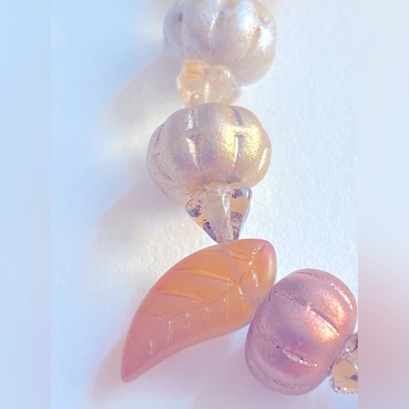 NWOT bracelet Pumpkins & Autumn Leaves metallics Czech Glass, charms, stretch - Picture 7 of 8